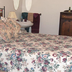 Antique Rose Inn Windham - The English Rose Room has a Queen size bed/single bed and features color cable flat screen television, free wifi, and full country breakfast