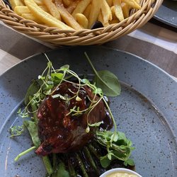 Mello Yello - Tenderloin with Bernaisse, green beans and fries