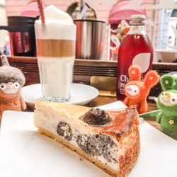 Café Moro - Poppyseed cake and macchiato, october 2016