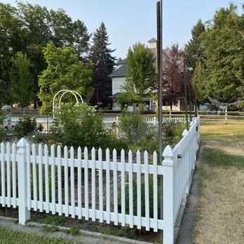 Gardenview Estate Bed & Breakfast - Garden and main building - Bed & Breakfast Near Me - Kettle Falls, Washington