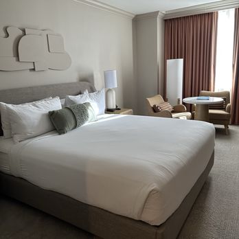 The Camby, Autograph Collection - King size bed with small sitting area - Hotels Near Me - Phoenix, Arizona The Camby, Autograph Collection - King size bed with small sitting area - Hotels Near Me - Phoenix, Arizona