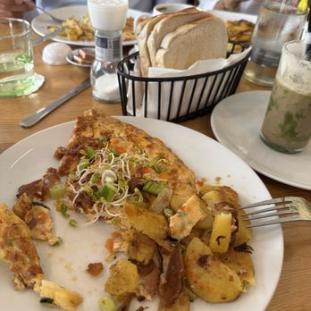 California Bean - Venice omelette and pistachio latte - Cafes Near Me - Munich, BY California Bean - Venice omelette and pistachio latte - Cafes Near Me - Munich, BY