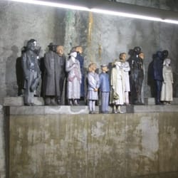 Station de Métro Stuyvenbergh - Un groupe ... une grande tristesse, mais une noblesse dans cette tristesse...
