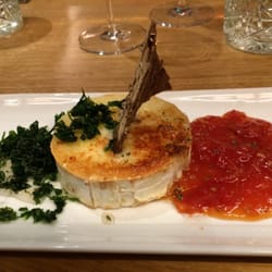 Sällskapet - To die for! Bakad Chèvre med tomat och ingefärsmarmelad. Rostad persilja, knäckebröd. 89kr