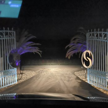 Sirena Vineyard Resort - Entry gate into the winery resort - Wineries Near Me - Paso Robles, California Sirena Vineyard Resort - Entry gate into the winery resort - Wineries Near Me - Paso Robles, California