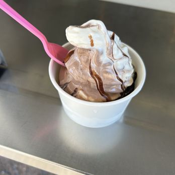 Frankie G's Ice Cream - Swirl ice cream with hot fudge - Ice Cream & Frozen Yogurt Near Me - Vernon, Connecticut Frankie G's Ice Cream - Swirl ice cream with hot fudge - Ice Cream & Frozen Yogurt Near Me - Vernon, Connecticut