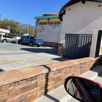 Tom's - Pasadena - Drive thru in line - Burgers Near Me - Pasadena, California