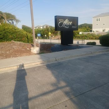 Hotel Alice - If you enlarge, you can see how close the public beach access is. This is the driveway in. - Hotels Near Me - Pine Knoll Shores, North Carolina