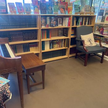 J Crawford's Books - Chill reading spot - Bookstores Near Me - Sacramento, California J Crawford's Books - Chill reading spot - Bookstores Near Me - Sacramento, California
