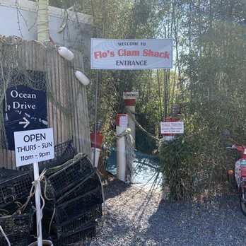 Flo's Clam Shack - Entrance - Seafood Near Me - Middletown, Rhode Island
