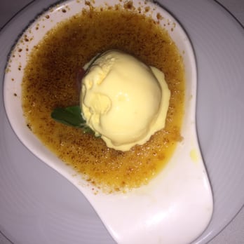 Davino - Pear creme brûlée topped with a scoop of vanilla ice cream - Mediterranean Near Me - Cancún, ROO Davino - Pear creme brûlée topped with a scoop of vanilla ice cream - Mediterranean Near Me - Cancún, ROO
