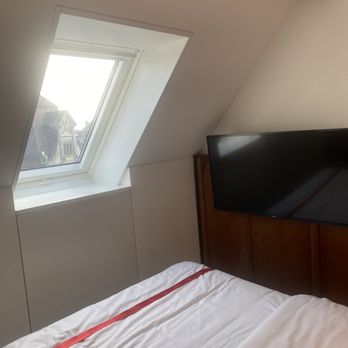 Ruby Mimi - Bed/Tv area - Hotels Near Me - Zürich, ZH