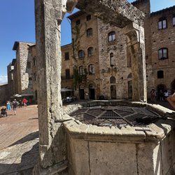 Walkabout - Well at San Gimignano