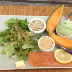 Le Bateau Livre - Assiette du bateau livre : rillette maquereau-salicorne / houmous/ melon/ saumon fumé/ salade verte et sorbet concombre