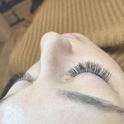 Blush Beauty Boutique - Hybrid lash extensions for a fluffy and natural look!