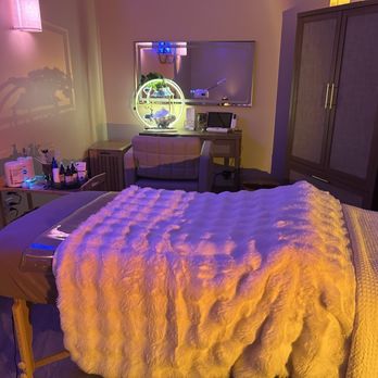 Serene Head Spa - Massage table - Day Spas Near Me - Riviera Beach, Florida Serene Head Spa - Massage table - Day Spas Near Me - Riviera Beach, Florida