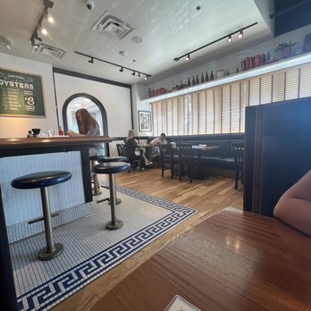 Hudson House - bar area - American Near Me - Dallas, Texas Hudson House - bar area - American Near Me - Dallas, Texas