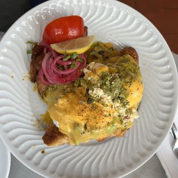 Breakfast Lovers - Guac Benedict - Breakfast & Brunch Near Me - Lisbon, 11