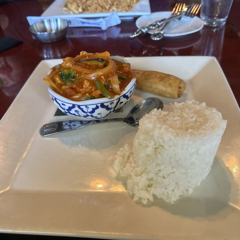 Red Curry with Basil Leaf Lunch