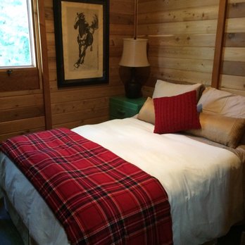 Eastman Waterfront Cottage - Master bedroom - Vacation Rentals Near Me - Bowen Island, British Columbia Eastman Waterfront Cottage - Master bedroom - Vacation Rentals Near Me - Bowen Island, British Columbia
