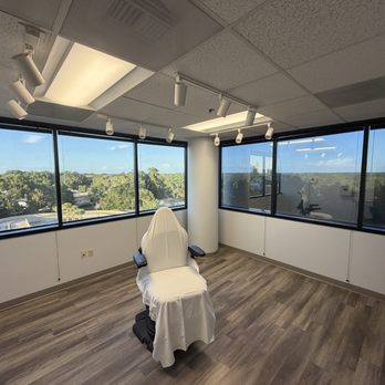 Jonathan Lopez, MD - One of our procedure rooms, where Mohs surgery and reconstruction are performed. - Dermatologists Near Me - Tampa, Florida Jonathan Lopez, MD - One of our procedure rooms, where Mohs surgery and reconstruction are performed. - Dermatologists Near Me - Tampa, Florida