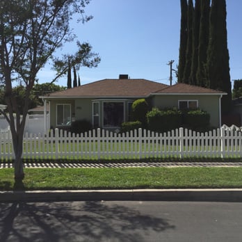 Vinyl Professionals - Vinyl fence and privacy gate installed by Valencia Vinyl. - Fences & Gates Near Me - Valencia, California Vinyl Professionals - Vinyl fence and privacy gate installed by Valencia Vinyl. - Fences & Gates Near Me - Valencia, California