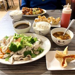 China Cafe - Steamed chicken with mixed veggies & Hot and Sour Soup