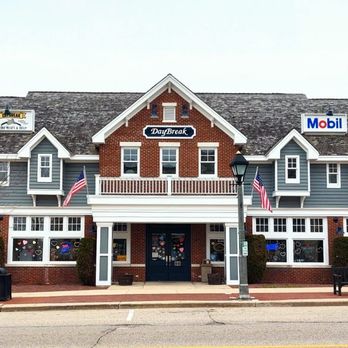 Daybreak Mobil - the outside of a restaurant - Convenience Stores Near Me - Delafield, Wisconsin