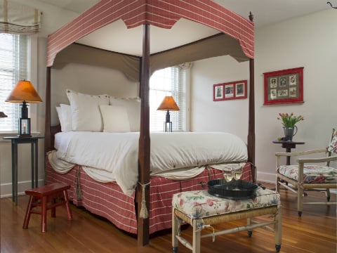 George Washington Room - With windows overlooking Prince George Street, The George Washington room gives a bright, airy welcome after your day’s activities. The beautiful four poster queen bed, topped with a canopy is perfect for two. Deep red trimmings on the bed give a subtle hint of rebellion! George Washington Room - With windows overlooking Prince George Street, The George Washington room gives a bright, airy welcome after your day’s activities. The beautiful four poster queen bed, topped with a canopy is perfect for two. Deep red trimmings on the bed give a subtle hint of rebellion!
