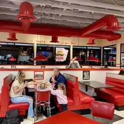 Freddy's Frozen Custard & Steakburgers - Seating area