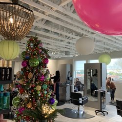 Thairapie Salon - 11/23/22: huge salon area. There's another side too.