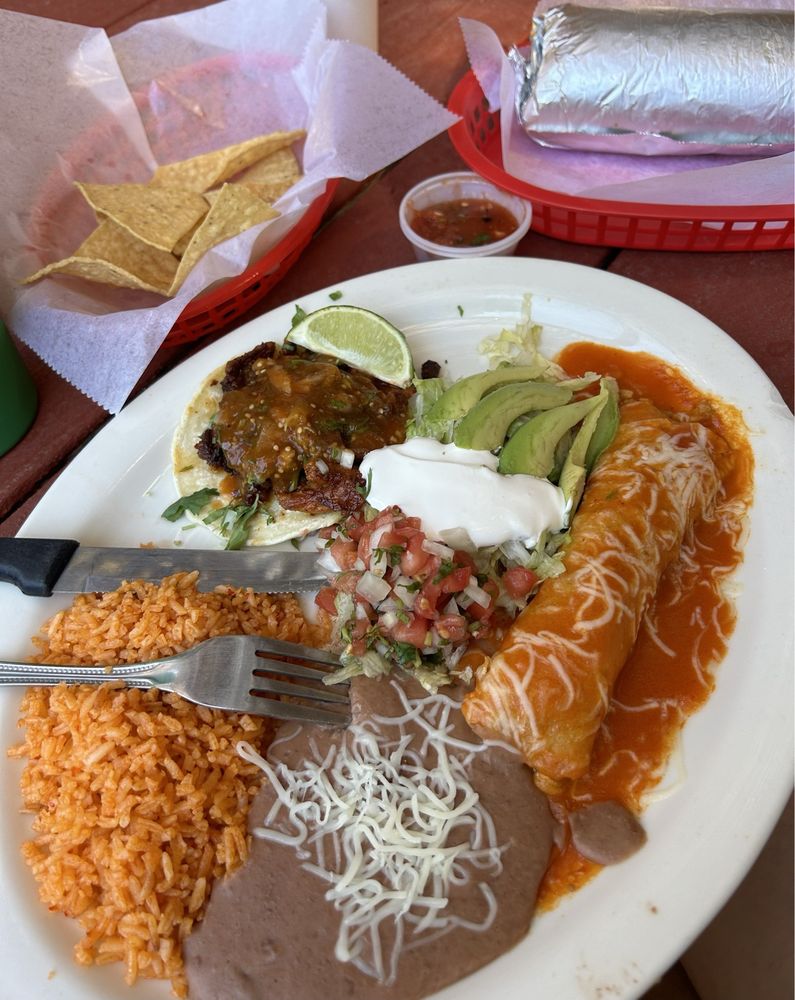 El Mariachi Cafe - Photo 3