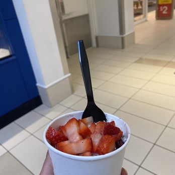 Yogen Fruz - Piña colada - Ice Cream & Frozen Yogurt Near Me - Niagara Falls, New York