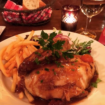 Le Bistro Marbeuf - Chicken and French Fries main course.. - French Near Me - Paris, 75