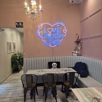 Snowl Cafe - Inside decorations - Bubble Tea Near Me - Aurora, Colorado