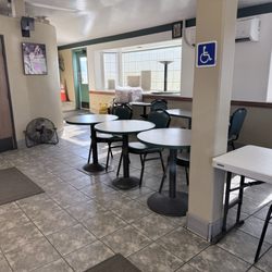 Vista Donuts - Inside