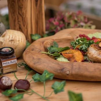 Weingut Buhl - Selbst-gemachtes Dattel-Chutney an knuspriger Hänchenbrust mit Kürbis. - Beer, Wine & Spirits Near Me - Nierstein, RP Weingut Buhl - Selbst-gemachtes Dattel-Chutney an knuspriger Hänchenbrust mit Kürbis. - Beer, Wine & Spirits Near Me - Nierstein, RP