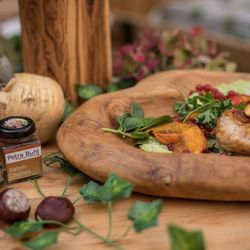 Weingut Buhl - Selbst-gemachtes Dattel-Chutney an knuspriger Hänchenbrust mit Kürbis.