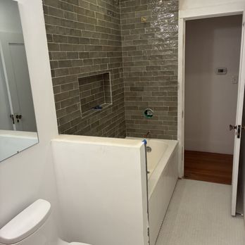 MGC construction - Main bathroom remodel, everything but the tub is brand new - General Contractors Near Me MGC construction - Main bathroom remodel, everything but the tub is brand new - General Contractors Near Me