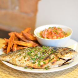 Feinberg's - Dorade Royal 300-400 Gramm mit Kräuter und Knoblauch - Dazu frittierte Süßkartoffeln.