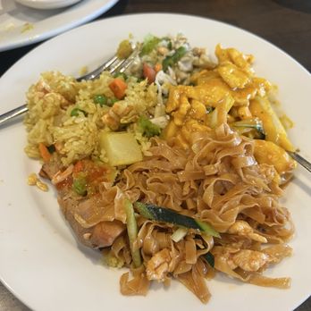 Burma Bay Cafe - Spread of food on a plate - garlic noodles with chicken, mango chicken, Pineapple Fried (GFS) - Burmese Near Me - Fremont, California
