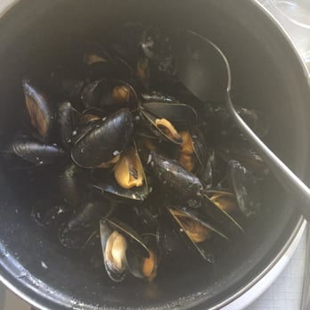 Le Chapon Fin - Moules and frites, you can't see the size of the pot, it's huge! - Brasseries Near Me - Epernay, 51