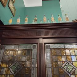 Olde Brick House - Decor