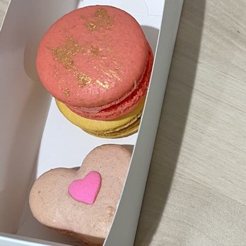 Taylor Belle Macarons - pink and yellow macarons - Macarons Near Me Taylor Belle Macarons - pink and yellow macarons - Macarons Near Me