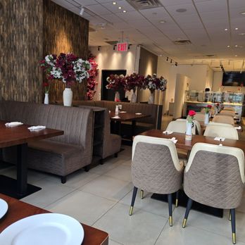 Chef’s Mahal By Mannan - Nice touch with the flowers. The brown & red work well together - Bangladeshi Near Me - Jackson Heights, New York Chef’s Mahal By Mannan - Nice touch with the flowers. The brown & red work well together - Bangladeshi Near Me - Jackson Heights, New York