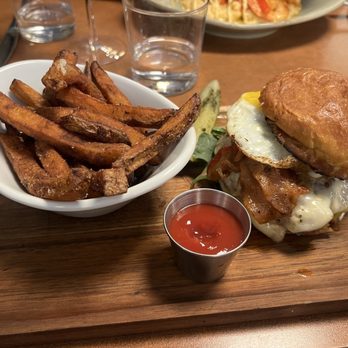 Common Restaurant  - Brunch burger - Cocktail Bars Near Me - Savannah, Georgia