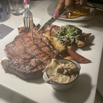 Le Malt Lounge - Tapas Bars Near Me - Colonia, New Jersey