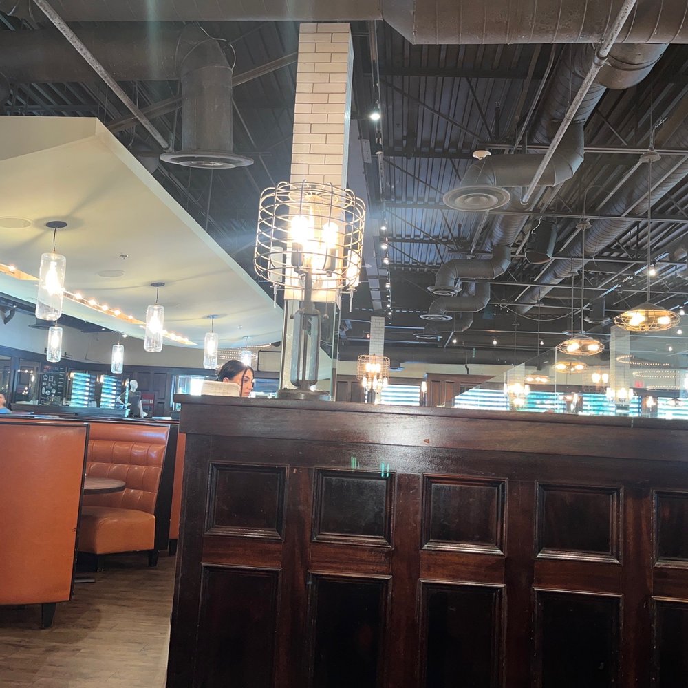 Maggie McFly's - Empty for Saturday lunch - New American Near Me - Glastonbury, Connecticut