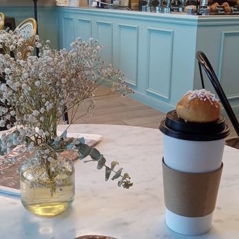 Brioche Bakery & Café - Cinnamon Roll - Bakeries Near Me - Delray Beach, Florida
