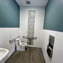 Lavandería Laundromat - Men's bathroom... immaculate!
